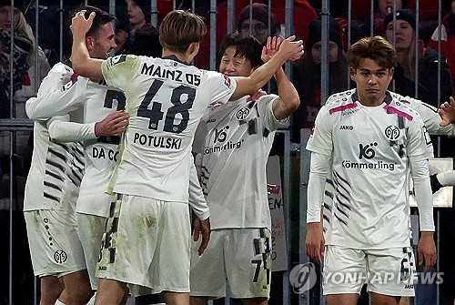 마인츠 핵심 미드필더 이재성이 환상적인 다이빙 헤더로 바이에른 뮌헨의 골망을 흔들며 팀에 귀중한 승점 1점을 안겼다. 세계적인 스트라이커 해리 케인과 영국 공영방송 BBC도 이재성의 득점 장면에 찬사를 보냈다. 연합뉴스