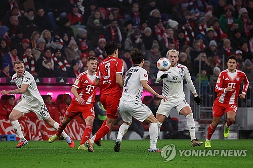 마인츠 핵심 미드필더 이재성이 환상적인 다이빙 헤더로 바이에른 뮌헨의 골망을 흔들며 팀에 귀중한 승점 1점을 안겼다. 세계적인 스트라이커 해리 케인과 영국 공영방송 BBC도 이재성의 득점 장면에 찬사를 보냈다. 연합뉴스