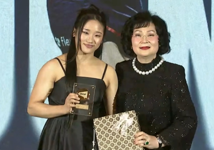 안세영은 15일(한국시간) 중국 항저우에서 열린 BWF 갈라 어워즈에서 2관왕에 올랐다. 우선 '선수들이 뽑은 올해의 여자선수'를 수상했다. 이어 BWF가 자체 심사를 거쳐 주는 '올해의 선수 여자단식' 부문을 탔다. '올해의 선수 여자단식' 3연패는 안세영이 최초다. 안세영은 올해 슈퍼 1000 3개 대회(말레이시아 오픈, 전영 오픈, 인도네시아 오픈)와 슈퍼 750 5개 대회(인도 오픈, 일본 오픈, 중국 마스터스, 덴마크 오픈, 프랑스 오픈) 등 세계랭킹 1~15위 선수들의 의무 출전 대회 10개 대회 중 8개 대회에서 결승에 올라 모두 이겼다. 슈퍼 500 호주 오픈, 슈퍼 300 오를레앙 마스터스에서도 우승했다. BWF 유튜브