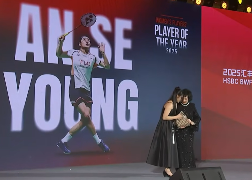 안세영은 15일(한국시간) 중국 항저우에서 열린 BWF 갈라 어워즈에서 2관왕에 올랐다. 우선 '선수들이 뽑은 올해의 여자선수'를 수상했다. 이어 BWF가 자체 심사를 거쳐 주는 '올해의 선수 여자단식' 부문을 탔다. '올해의 선수 여자단식' 3연패는 안세영이 최초다. 안세영은 올해 슈퍼 1000 3개 대회(말레이시아 오픈, 전영 오픈, 인도네시아 오픈)와 슈퍼 750 5개 대회(인도 오픈, 일본 오픈, 중국 마스터스, 덴마크 오픈, 프랑스 오픈) 등 세계랭킹 1~15위 선수들의 의무 출전 대회 10개 대회 중 8개 대회에서 결승에 올라 모두 이겼다. 슈퍼 500 호주 오픈, 슈퍼 300 오를레앙 마스터스에서도 우승했다. BWF 유튜브