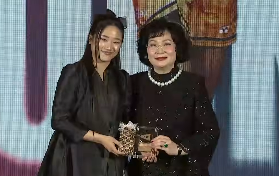 안세영은 15일(한국시간) 중국 항저우에서 열린 BWF 갈라 어워즈에서 2관왕에 올랐다. 우선 '선수들이 뽑은 올해의 여자선수'를 수상했다. 이어 BWF가 자체 심사를 거쳐 주는 '올해의 선수 여자단식' 부문을 탔다. '올해의 선수 여자단식' 3연패는 안세영이 최초다. 안세영은 올해 슈퍼 1000 3개 대회(말레이시아 오픈, 전영 오픈, 인도네시아 오픈)와 슈퍼 750 5개 대회(인도 오픈, 일본 오픈, 중국 마스터스, 덴마크 오픈, 프랑스 오픈) 등 세계랭킹 1~15위 선수들의 의무 출전 대회 10개 대회 중 8개 대회에서 결승에 올라 모두 이겼다. 슈퍼 500 호주 오픈, 슈퍼 300 오를레앙 마스터스에서도 우승했다. BWF 유튜브