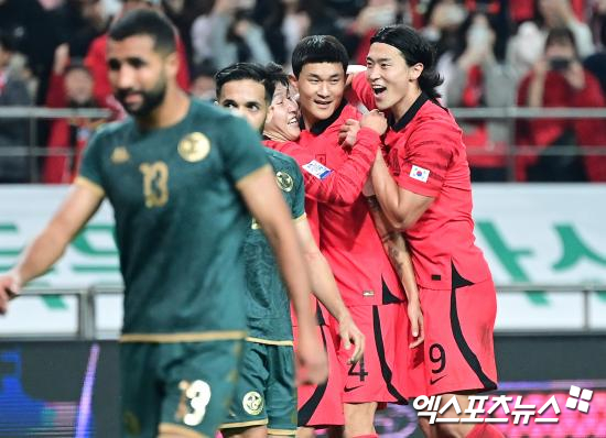 홍명보 감독이 이끄는 대한민국 축구 대표팀이 3월 유럽 원정길에 유럽 한 팀, 그리고 아프리카 한 팀과 만날 전망이다. 다만 일본이 추진 중인 것처럼 유럽 두 팀과의 평가전에는 실패해 아쉬움이 남을 수 있다. 아랍 매체 윈윈스포츠가 지난 15일(한국시간) 튀니지 국가대표팀이 다가오는 2026 국제축구연맹(FIFA) 북중미 월드컵(캐나다-미국-멕시코 공동 개최)을 앞두고 두 개의 큰 팀을 상대할 거라며 한국과 캐나다를 언급해 보도했다. 엑스포츠뉴스DB