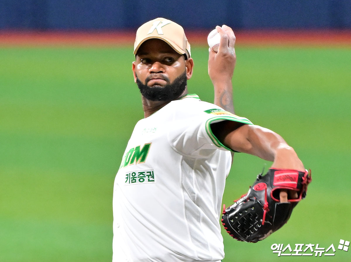 키움 히어로즈가 외국인 투수 라울 알칸타라와 총액 90만 달러(연봉 70만 달러, 옵션 20만 달러)에 재계약했다. 알칸타라는 2025시즌 19경기 121이닝 8승 4패 평균자책점 3.27의 준수한 성적을 올리며 팀의 기대에 부응했다. 엑스포츠뉴스 DB