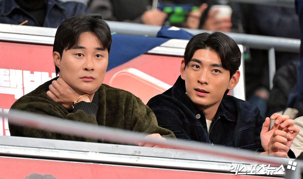 FA 내야수 김하성이 16일 애틀랜타 브레이브스와 1년 2000만 달러(약 295억원) 규모의 계약을 맺으면서 잔류를 택했다. 알렉스 앤소폴로스 애틀랜타 단장은 김하성의 잔류를 반겼으며, 김하성과 더 길게 동행하고 싶다는 뜻을 내비쳤다. 엑스포츠뉴스 DB