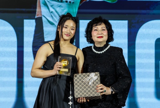 안세영은 지난 15일 중국 항저우에서 열린 2025 BWF 갈라 어워즈에서 올해의 여자 선수로 뽑혔다. 아울러 동료 선수들이 직접 뽑는 플레이어스 플레이어 오브 더 이어(Player’s Player of the Year)까지 수상에 성공하면서 2관왕에 올랐다. 안세영이 수상에 성공하자 중국 매체 넷이즈는 안세영의 비인간적인 안정성과 파워를 주목하면서 안세영이 배드민턴 여자 단식의 새로운 지평을 열고 있다며 극찬을 쏟아냈다. BWF