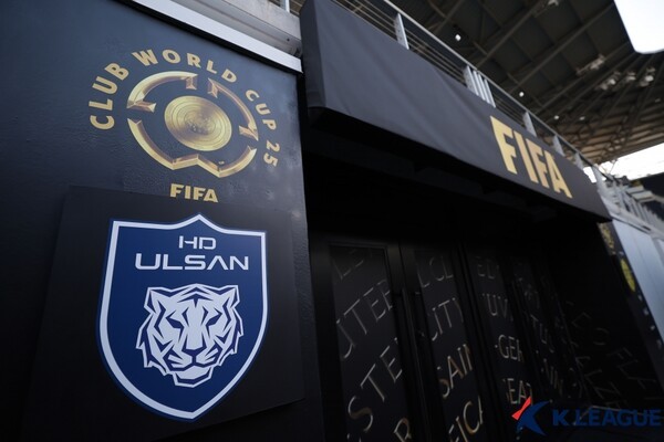 신태용 전 울산HD 감독이 정승현의 뺨을 때린 사건을 두고 스포츠윤리센터가 조사에 착수했다. 16일 MBC 보도에 따르면 대한축구협회(KFA)는 해당 사안과 관련해 스포츠윤리센터에도 진정이 접수돼 절차가 진행 중이라고 밝혔다. 울산 구단도 대한축구협회로부터 받은 공문을 15일 회신했다며 회신을 통해 그간 파악한 사실들과 선수 보호를 위해 취했던 조치들을 성실하게 설명했다고 밝혔다. 한국프로축구연맹 제공