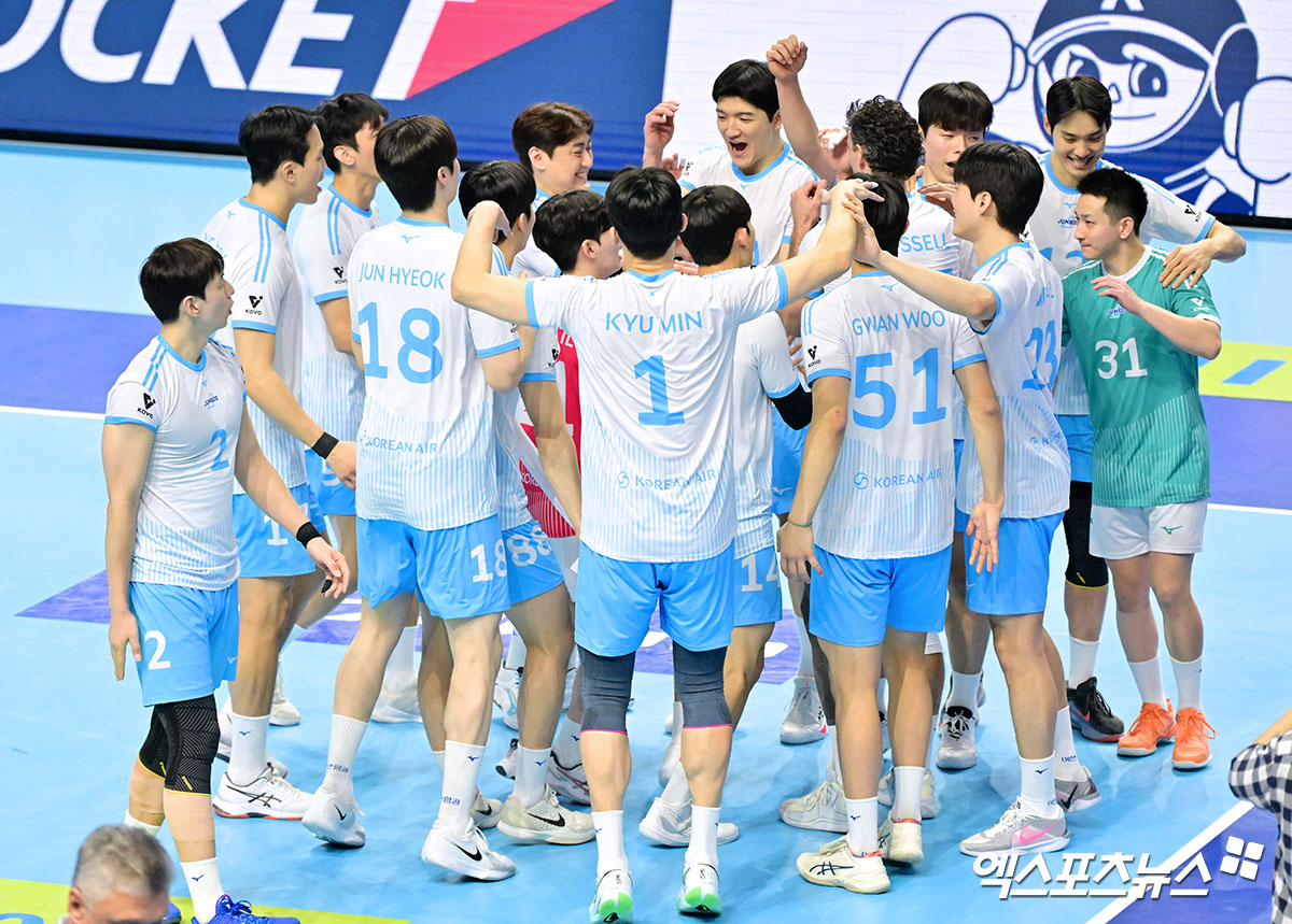 16일 오후 인천 계양체육관에서 열린 '진에어 2025-2026 V-리그' 대한항공과 현대캐피탈의 경기, 대한항공이 현대캐피탈에 세트스코어 3:0(29-27, 27-25, 25-23)으로 승리했다. 이날 경기에서 승리한 대한항공 선수들이 기뻐하고 있다. 인천, 김한준 기자