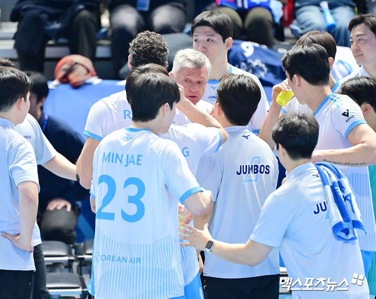 16일 오후 인천 계양체육관에서 열린 '진에어 2025-2026 V-리그' 대한항공과 현대캐피탈의 경기, 대한항공 헤난 감독이 작전타임을 갖고 있다. 인천, 김한준 기자