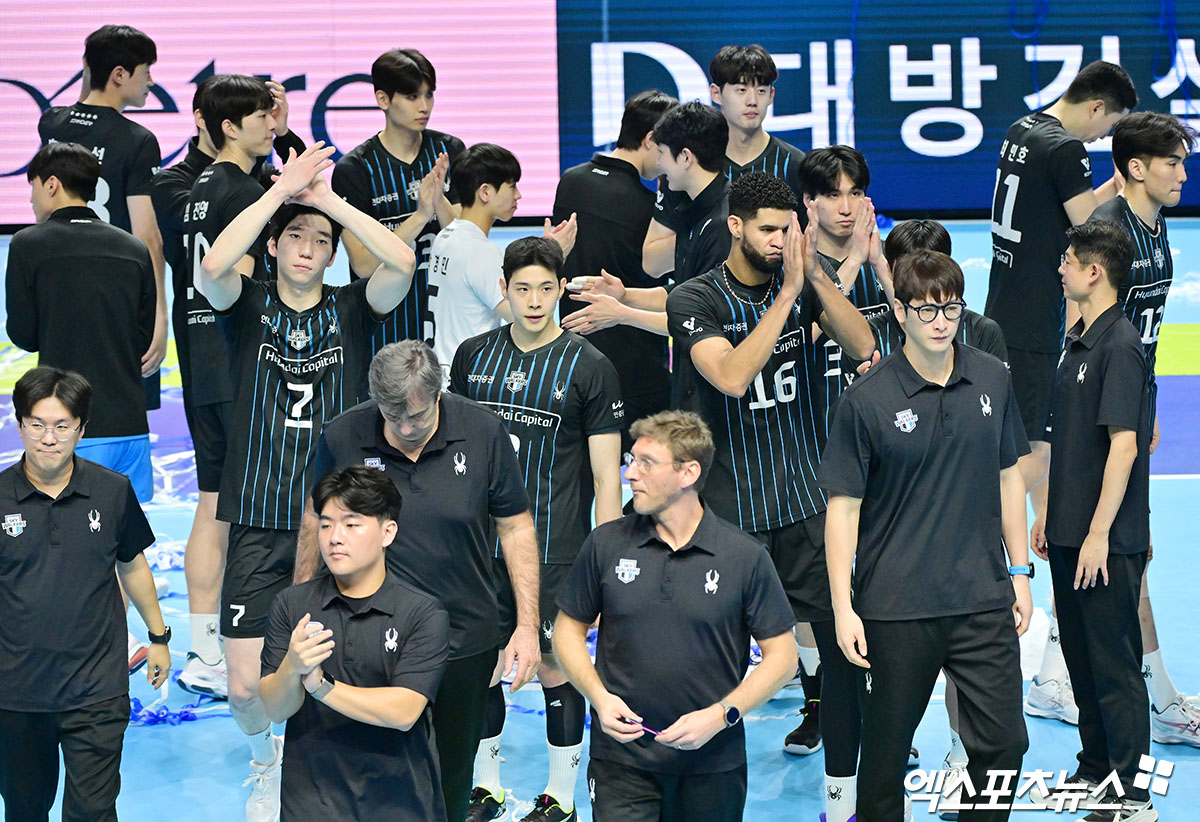 16일 오후 인천 계양체육관에서 열린 '진에어 2025-2026 V-리그' 대한항공과 현대캐피탈의 경기, 대한항공이 현대캐피탈에 세트스코어 3:0(29-27, 27-25, 25-23)으로 승리했다. 경기종료 후 현대캐피탈 선수들이 아쉬워하고 있다. 인천, 김한준 기자