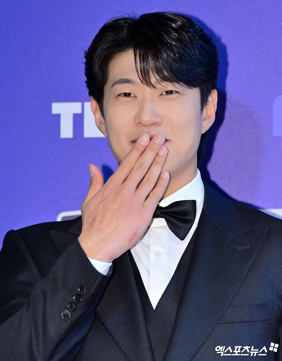 키움 히어로즈 송성문의 포스팅 마감일이 5일 앞으로 다가왔다. 미국 스포츠 전문 매체 ESPN에 따르면, 송성문은 현재 최소 5개의 메이저리그 팀에게 관심을 받는 것으로 알려졌다. 만약 송성문이 한국시간 기준 12월 22일 오전 7시까지 MLB 팀과 계약에 이르지 못할 경우 포스팅은 종료된다. 엑스포츠뉴스 DB