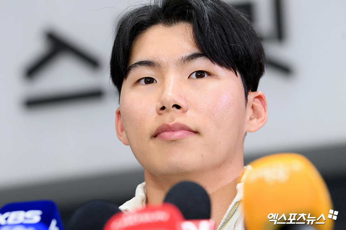 키움 히어로즈 송성문의 포스팅 마감일이 5일 앞으로 다가왔다. 미국 스포츠 전문 매체 ESPN에 따르면, 송성문은 현재 최소 5개의 메이저리그 팀에게 관심을 받는 것으로 알려졌다. 만약 송성문이 한국시간 기준 12월 22일 오전 7시까지 MLB 팀과 계약에 이르지 못할 경우 포스팅은 종료된다. 엑스포츠뉴스 DB