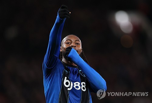 민이 떠난 지 4개월이 지났지만 토트넘 홋스퍼는 여전히 손흥민의 그림자를 지우지 못하고 있다. 대체 자원들이 잇따라 부진하면서 결국 새로운 윙어 영입을 위해 지갑을 열 것으로 보인다. 주인공은 본머스 에이스 앙투안 세메뇨다. 연합뉴스민이 떠난 지 4개월이 지났지만 토트넘 홋스퍼는 여전히 손흥민의 그림자를 지우지 못하고 있다. 대체 자원들이 잇따라 부진하면서 결국 새로운 윙어 영입을 위해 지갑을 열 것으로 보인다. 주인공은 본머스 에이스 앙투안 세메뇨다. 연합뉴스