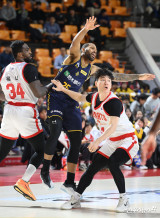 뉴빌 '수비벽에 갖혔어'[포토]