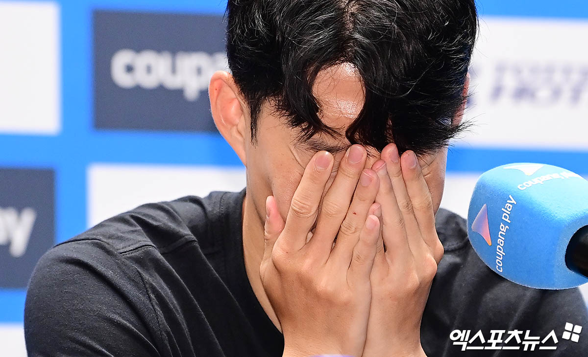 손흥민이 토트넘 홋스퍼를 떠나던 마지막 순간과 그 뒷얘기가 공개됐다. 영상에는 손흥민이 이적을 결심하게 된 배경부터 동료들에게 작별을 고하는 모습, 그리고 최근 토트넘 홋스퍼 스타디움을 방문해 팬들과 재회하는 장면까지 생생하게 담겼다. 토트넘을 향한 변함없는 충성심도 드러냈다. 엑스포츠뉴스DB