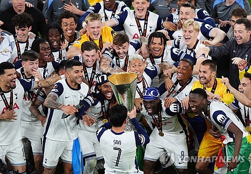 손흥민이 토트넘 홋스퍼를 떠나던 마지막 순간과 그 뒷얘기가 공개됐다. 영상에는 손흥민이 이적을 결심하게 된 배경부터 동료들에게 작별을 고하는 모습, 그리고 최근 토트넘 홋스퍼 스타디움을 방문해 팬들과 재회하는 장면까지 생생하게 담겼다. 토트넘을 향한 변함없는 충성심도 드러냈다. 연합뉴스