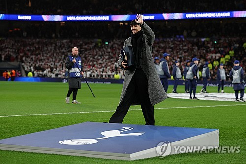 손흥민이 토트넘 홋스퍼를 떠나던 마지막 순간과 그 뒷얘기가 공개됐다. 영상에는 손흥민이 이적을 결심하게 된 배경부터 동료들에게 작별을 고하는 모습, 그리고 최근 토트넘 홋스퍼 스타디움을 방문해 팬들과 재회하는 장면까지 생생하게 담겼다. 토트넘을 향한 변함없는 충성심도 드러냈다. 연합뉴스