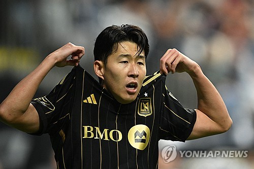 이적시장 전문 사이트 '트랜스퍼마크트'가 18일(한국시간) 손흥민이 메시를 제치고 사이트 유저들이 선정한 MLS 올해의 선수로 선정됐다고 발표했다. 연합뉴스