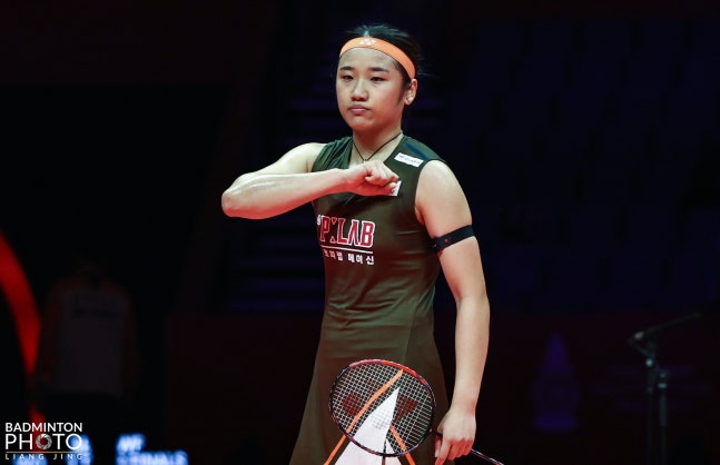 배드민턴사 최초로 11관왕에 도전하는 세계랭킹 1위 '셔틀콕 여제' 안세영이(삼성생명)이 세계 최고의 선수들이 모인 대회에서 압도적인 퍼포먼스로 상대를 꺾고 4강에 안착했다. 안세영은 18일 중국 항저우의 올림픽 스포츠 센터에서 열린 미야자키 도모카(일본)와의 여자 단식 A조 2차전에서 33분 만에 상대를 제압하고 2연승을 달리며 조기 4강행을 확정지었다. 대한배드민턴협회