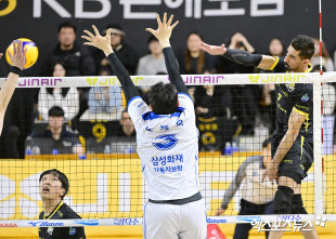 야쿱 ‘날카롭게’[포토]