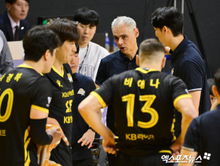 레오나르도 감독 ‘작전 지시’[포토]