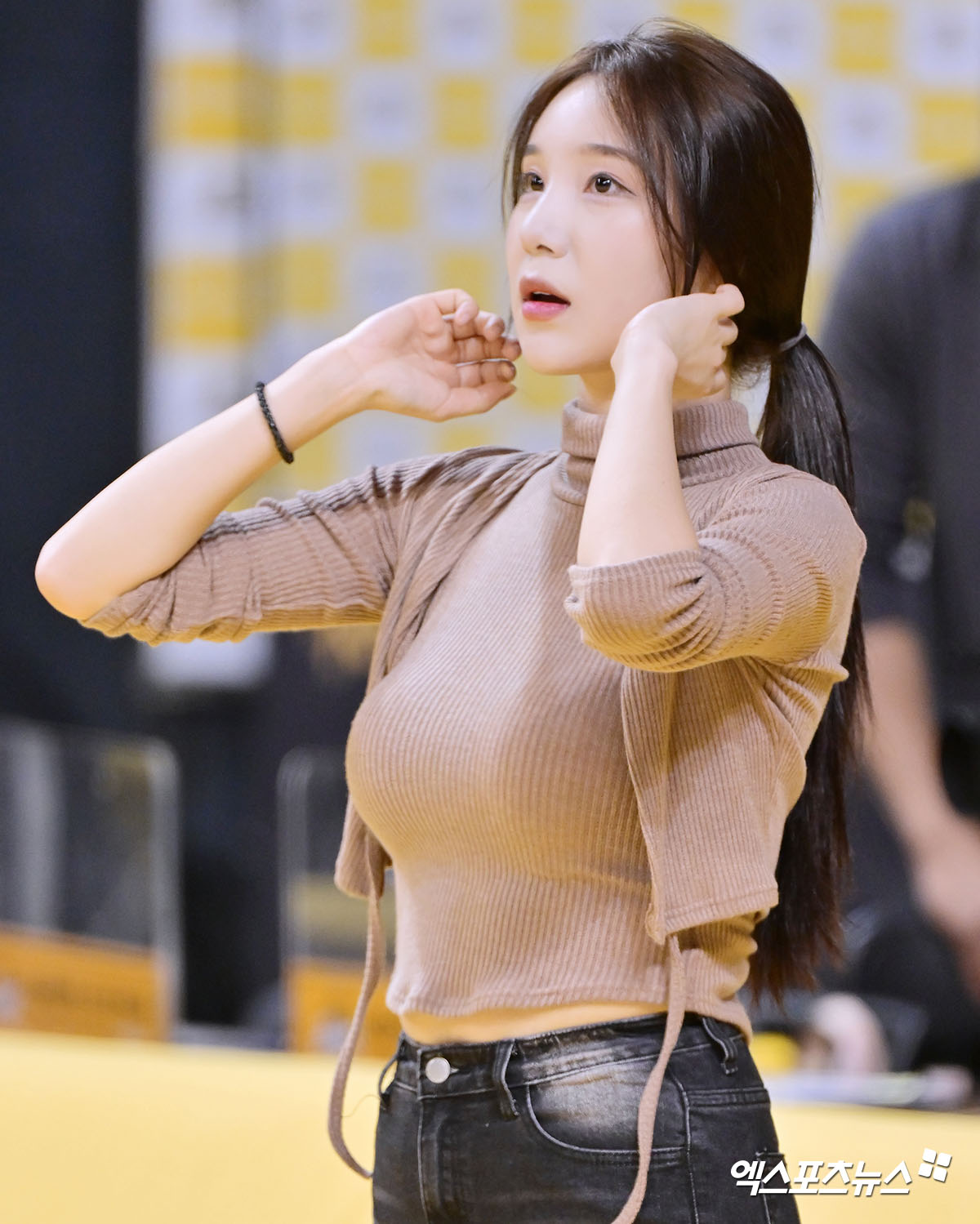 김현영 치어리더가 리허설에 임하고 있다.