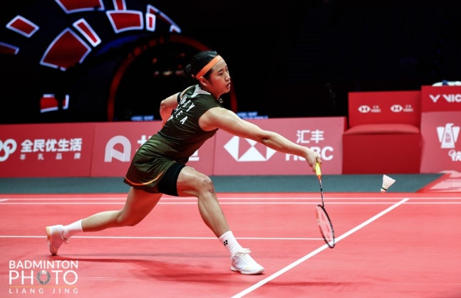 배드민턴 여자단식 안세영은 19일 중국 항저우 올림픽 스포츠센터 체육관에서 올해 세계선수권대회 챔피언인 일본의 야마구치 아카네(세계 4위)와 2025 세계배드민턴연맹(BWF) 월드투어 파이널 여자단식 조별리그 A조 최종전을 치러 2-1로 이겼다. 1게임을 14-21로 내줬으나 2게임을 압도했다. 3게임도 어렵지 않게 따냈다. 안세영은 2게임에서 초반부터 일방적으로 몰아붙여 21-5로 이겼다. 3게임에서도 중반부터 체력과 수비에서 우위를 보여 21-14로 이기고 뒤집기 승리를 따냈다. 대한배드민턴협회 SNS