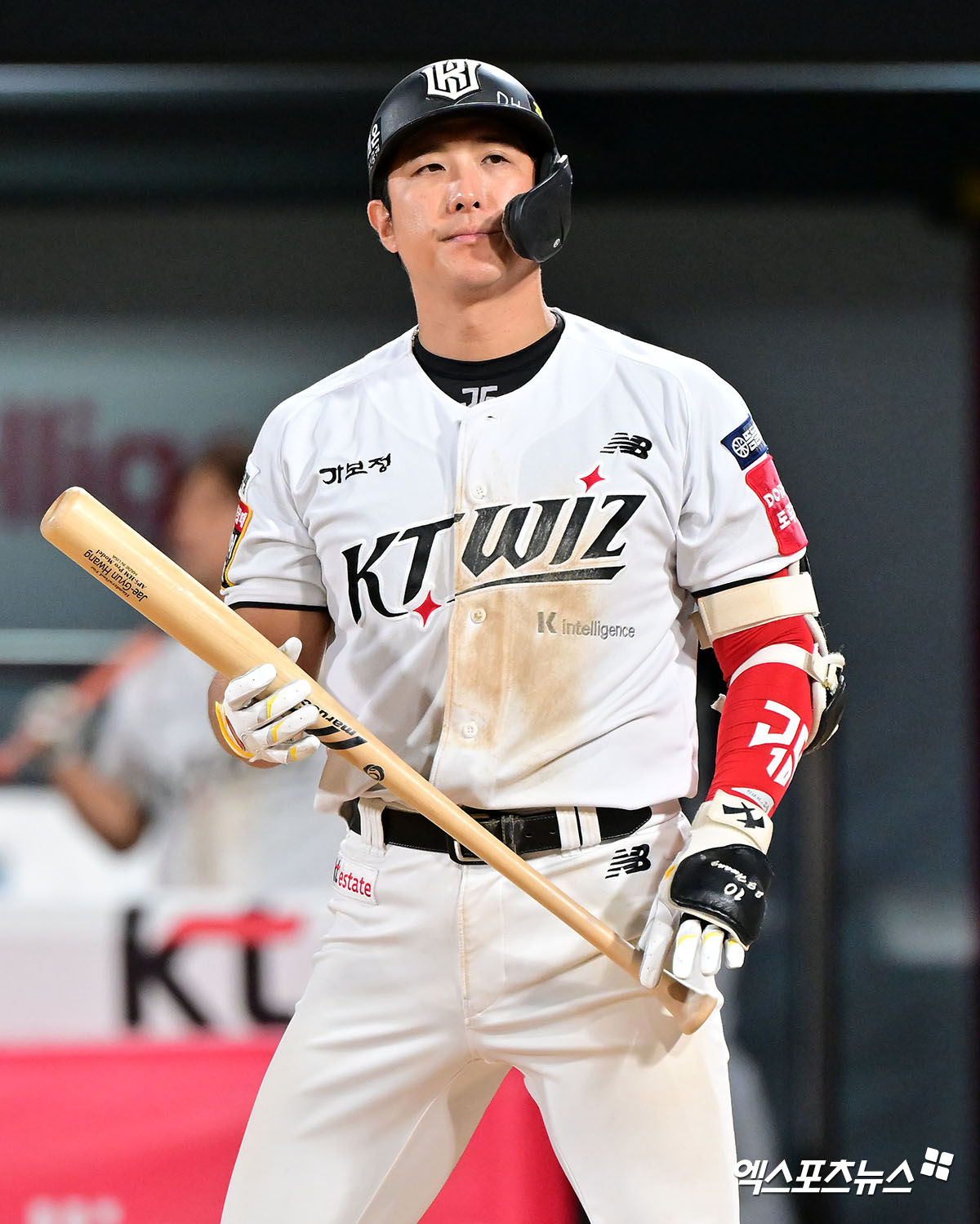 KT 위즈 베테랑 내야수 황재균이 프로 생활 20년을 뒤로 하고 현역 은퇴를 결정했다. 황재균은 2025시즌 종료 뒤 세 번째 FA 자격을 신청해 KT와 잔류 협상을 펼쳤지만, 끝내 잔류 계약 없이 선수 생활을 마무리했다. 엑스포츠뉴스 DB