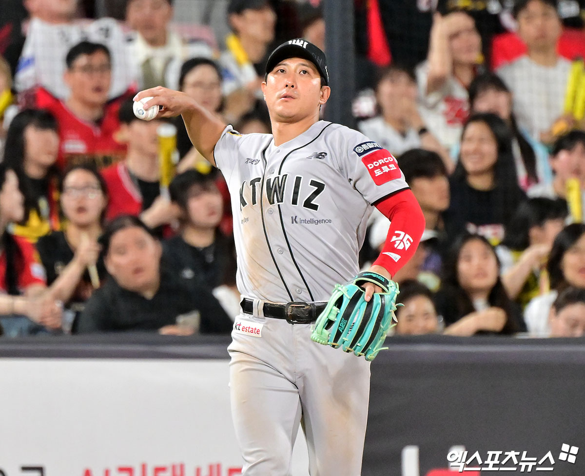 KT 위즈 베테랑 내야수 황재균이 깜짝 현역 은퇴를 결정했다. 원소속팀 KT와 FA 잔류 계약 협상 과정이 계속 있었지만, 황재균은 고심 끝에 박수 칠 때 떠나자는 결론을 내렸다. KT 구단은 19일 황재균이 20년 선수 생활을 마무리하고 현역 은퇴를 결정했다고 공식 발표했다. 황재균의 은퇴식은 2026시즌 초에 진행될 예정이다. 황재균은 2025시즌 종료 뒤 세 번째 FA 자격을 신청했다. C등급으로 시장에 나온 황재균은 KT와 잔류 협상을 이어갔으나 협상을 마무리하지 못하고 끝내 현역 은퇴를 결정했다. 엑스포츠뉴스DB