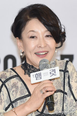 [속보] '뇌종양 투병' 윤석화, 결국 별세…향년 69세 