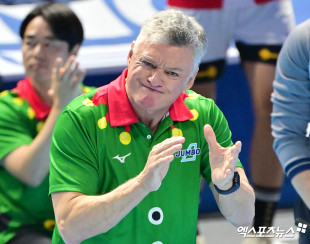 박수치는 헤난 감독[포토]