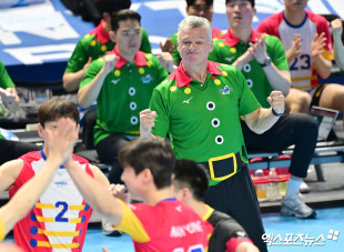 헤난 감독 ‘선수들 보며 주먹 불끈’[포토]