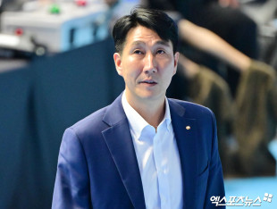 비디오 판독 결과 기다리는 권영민 감독[포토]