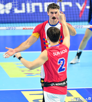 러셀 ‘한선수와 하이파이브’[포토]