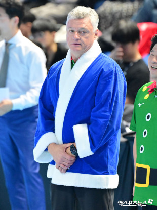 헤난 감독 ‘산타 분위기 물씬’[포토]