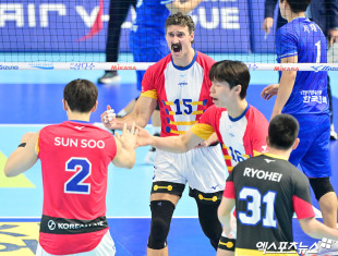 포효하는 러셀[포토]