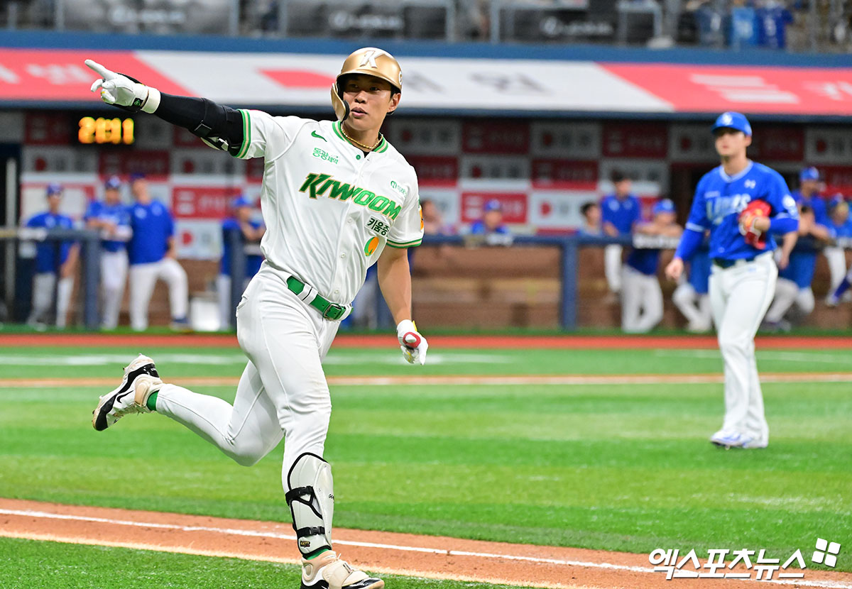 미국 뉴욕타임스 산하 스포츠 미디어 '디 애슬레틱'도 송성문이 미국 메이저리그(MLB) 샌디에이고 파드리스와 계약을 눈 앞에 두고 있다고 보도했다. 신문은 20일 '샌디에이고 파드리스는 한국 내야수 송성문과의 계약에 합의하며 공격력을 강화했다고 리그 소식통이 금요일(19일) 확인했다'고 했다. 전미야구기자협회(BBWAA) 소속 프랜시스 로메로 기자는 전날인 19일 SNS를 통해 '송성문이 샌디에이고와 3년 1300만달러(약 192억원) 규모의 입단에 합의했다. 메디컬 테스트가 끝나면 공식 발표할 것'이라며 같은 날 출국한 송성문 행선지는 특정했다. 엑스포츠뉴스DB
