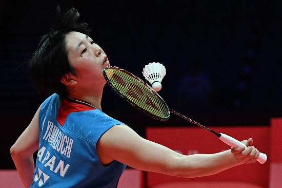 배드민턴 여자단식 세계 1위 안세영이 세계배드민턴연맹(BWF) 2025 월드투어 파이널 준결승에서 올해 세계선수권 우승자 야마구치 아카네(사진)와 격돌하게 됐다. 이 대회의 독특한 대진 방식으로 인해 조별리그 최종전에서 붙고 하루 뒤 다시 싸우게 됐다. 안세영은 20일(한국시간) 중국 항저우의 올림픽스포츠센터 체육관에서 열린 대회 토너먼트 추첨에서 야마구치와 다시 만나게 됐다. 안세영-야마구치 맞대결은 20일 오전 10시30분에 열린다. 안세영 입장에선 대결 상대가 결정되고 불과 9시간 만에 경기하는 셈이다. 연합뉴스
