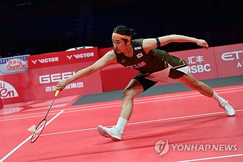 배드민턴 여자단식 세계 1위 안세영이 20일 중국 항저우의 올림픽스포츠센터에서 열린 세계배드민턴연맹(BWF) 월드투어 파이널 2025 여자 단식 준결승 세계랭킹 3위 일본의 야마구치 아카네와의 대결에서 수비하고 있다. 안세영은 이날 게임 스코어 2-0으로 이기며 4년 만의 정상 등극에 한 걸음 남겨두게 됐다. 연합뉴스