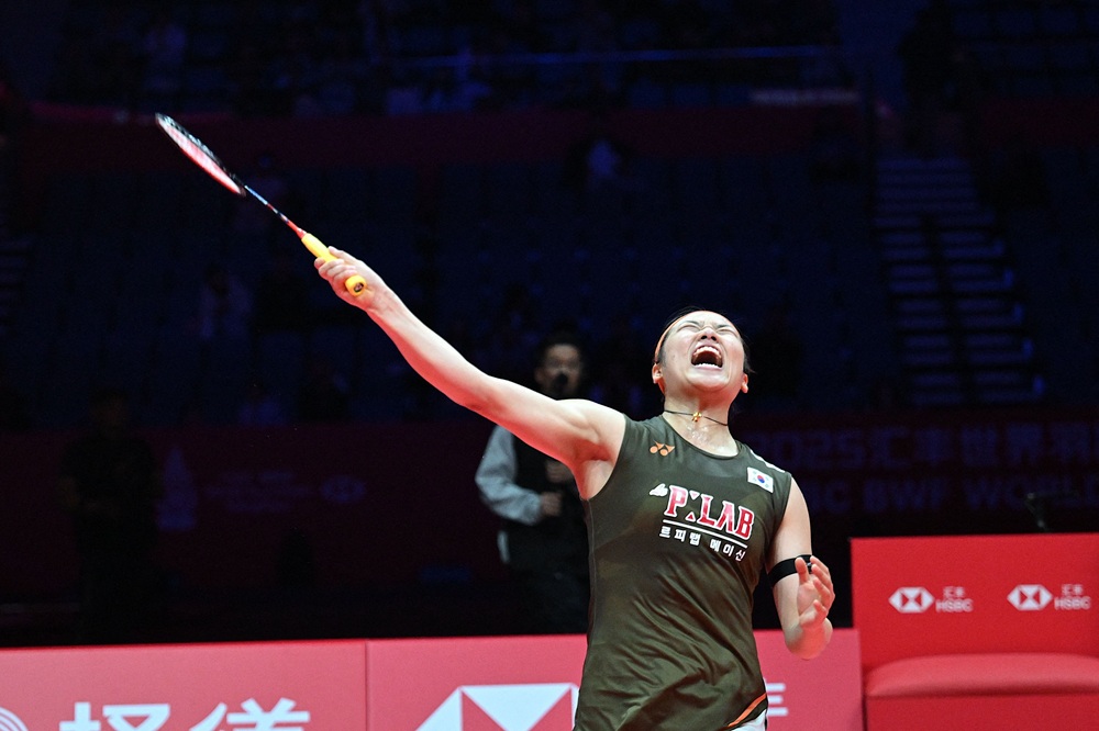 배드민턴 여자단식 세계 1위 안세영이 20일 중국 항저우의 올림픽스포츠센터에서 열린 세계배드민턴연맹(BWF) 월드투어 파이널 2025 여자 단식 준결승 세계랭킹 3위 일본의 야마구치 아카네와의 대결에서 수비하고 있다. 안세영은 이날 게임 스코어 2-0으로 이기며 4년 만의 정상 등극에 한 걸음 남겨두게 됐다. 연합뉴스