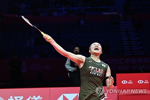 안세영이 20일(한국시간) 중국 항저우에 있는 올림픽 스포츠 센터에서 열린 야마구치 아카네(일본)와의 2025 세계배드민턴연맹(BWF) 월드투어 파이널 준결승에서 2-0(21-15 21-12)으로 승리해 결승에 진출했다. 이미 조별리그에서 만나 접전을 펼쳤던 난적 야마구치와 대진 추첨 끝에 다시 만난 안세영은 이번에는 완벽하게 2게임을 가져왔다. 연합뉴스