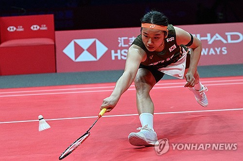 안세영이 20일(한국시간) 중국 항저우에 있는 올림픽 스포츠 센터에서 열린 야마구치 아카네(일본)와의 2025 세계배드민턴연맹(BWF) 월드투어 파이널 준결승에서 2-0(21-15 21-12)으로 승리해 결승에 진출했다. 이미 조별리그에서 만나 접전을 펼쳤던 난적 야마구치와 대진 추첨 끝에 다시 만난 안세영은 이번에는 완벽하게 2게임을 가져왔다. 연합뉴스