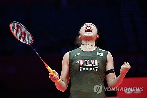 안세영이 20일(한국시간) 중국 항저우에 있는 올림픽 스포츠 센터에서 열린 야마구치 아카네(일본)와의 2025 세계배드민턴연맹(BWF) 월드투어 파이널 준결승에서 2-0(21-15 21-12)으로 승리해 결승에 진출했다. 이미 조별리그에서 만나 접전을 펼쳤던 난적 야마구치와 대진 추첨 끝에 다시 만난 안세영은 이번에는 완벽하게 2게임을 가져왔다. 연합뉴스