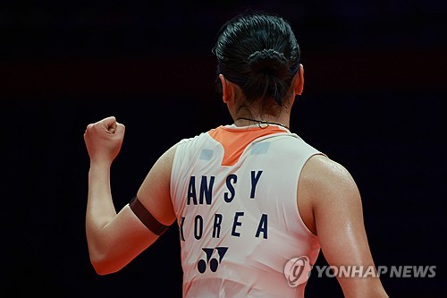 안세영(삼성생명·세계 1위)은 20일(한국시간) 중국 항저우 올림픽스포츠센터 체육관에서 열린 2025 세계배드민턴연맹(BWF) 월드투어 파이널 여자 단식 준결승전에서 일본 배드민턴 여자 단식 최강자 야마구치 아카네(세계 3위)를 게임스코어 2-0(21-15 21-12)으로 제압했다. 앞서 19일 조별리그에서도 안세영에게 패했던 야마구치는 대회 준결승에서 안세영에게 또 지자 분함을 감추지 못했다. 연합뉴스
