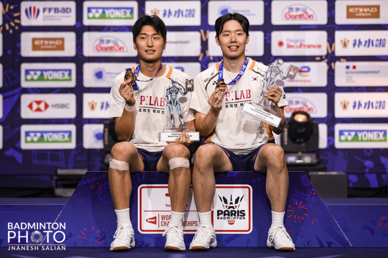 배드민턴 남자복식 1위 서승재-김원호 조가 세계배드민턴연맹(BWF) 월드투어 파이널 결승에 올라 팀 결성 뒤 첫 우승을 꿈꾸게 됐다. 배드민턴 강국 인도네시아 조를 꼼짝 못하게 하는 완승을 챙겼다. 서승재-김원호 조는 20일 중국 항저우의 올림픽 스포츠센터 체육관에서 열린 BWF 2025 월드투어 파이널 준결승에서 인도네시아의 사바르 카르야만 구타마-모하마드 레자 파흘레비 이스파하니 조(세계 10위)를 게임스코어 2-0(21-9 21-11)으로 완파하고 결승 진출에 성공했다. 서승재-김원호 조는 2019년 해체된 뒤 6년 만인 올해 1월 다시 결성된 뒤 1년 만에 11개 대회 우승을 노리게 됐다. 대한배드민턴협회