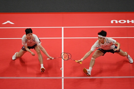 배드민턴 남자복식 1위 서승재-김원호 조가 세계배드민턴연맹(BWF) 월드투어 파이널 결승에 올라 팀 결성 뒤 첫 우승을 꿈꾸게 됐다. 배드민턴 강국 인도네시아 조를 꼼짝 못하게 하는 완승을 챙겼다. 서승재-김원호 조는 20일 중국 항저우의 올림픽 스포츠센터 체육관에서 열린 BWF 2025 월드투어 파이널 준결승에서 인도네시아의 사바르 카르야만 구타마-모하마드 레자 파흘레비 이스파하니 조(세계 10위)를 게임스코어 2-0(21-9 21-11)으로 완파하고 결승 진출에 성공했다. 서승재-김원호 조는 2019년 해체된 뒤 6년 만인 올해 1월 다시 결성된 뒤 1년 만에 11개 대회 우승을 노리게 됐다. 연합뉴스