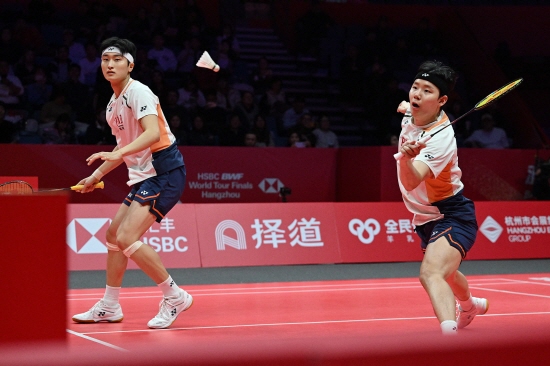 배드민턴 남자복식 1위 서승재-김원호 조가 세계배드민턴연맹(BWF) 월드투어 파이널 결승에 올라 팀 결성 뒤 첫 우승을 꿈꾸게 됐다. 배드민턴 강국 인도네시아 조를 꼼짝 못하게 하는 완승을 챙겼다. 서승재-김원호 조는 20일 중국 항저우의 올림픽 스포츠센터 체육관에서 열린 BWF 2025 월드투어 파이널 준결승에서 인도네시아의 사바르 카르야만 구타마-모하마드 레자 파흘레비 이스파하니 조(세계 10위)를 게임스코어 2-0(21-9 21-11)으로 완파하고 결승 진출에 성공했다. 서승재-김원호 조는 2019년 해체된 뒤 6년 만인 올해 1월 다시 결성된 뒤 1년 만에 11개 대회 우승을 노리게 됐다. 연합뉴스