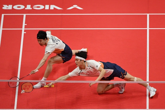 배드민턴 남자복식 1위 서승재-김원호 조가 세계배드민턴연맹(BWF) 월드투어 파이널 결승에 올라 팀 결성 뒤 첫 우승을 꿈꾸게 됐다. 배드민턴 강국 인도네시아 조를 꼼짝 못하게 하는 완승을 챙겼다. 서승재-김원호 조는 20일 중국 항저우의 올림픽 스포츠센터 체육관에서 열린 BWF 2025 월드투어 파이널 준결승에서 인도네시아의 사바르 카르야만 구타마-모하마드 레자 파흘레비 이스파하니 조(세계 10위)를 게임스코어 2-0(21-9 21-11)으로 완파하고 결승 진출에 성공했다. 서승재-김원호 조는 2019년 해체된 뒤 6년 만인 올해 1월 다시 결성된 뒤 1년 만에 11개 대회 우승을 노리게 됐다. 연합뉴스