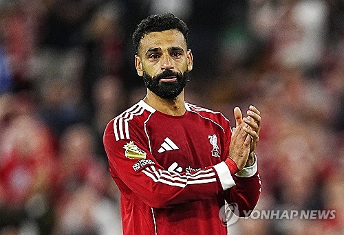 출전 시간 부족에 불만을 품고 구단을 향해 폭탄 발언을 쏟아냈던 모하메드 살라(리버풀)가 결국 동료들에게 사과했다. 리버풀 미드필더 커티스 존스에 따르면 살라는 누군가를 불쾌하게 하거나 불편하게 했다면 사과한다고 동료들에게 공개적으로 사과한 것으로 알려졌다. 연합뉴스