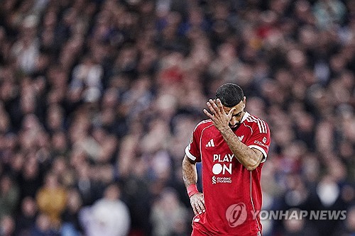 출전 시간 부족에 불만을 품고 구단을 향해 폭탄 발언을 쏟아냈던 모하메드 살라(리버풀)가 결국 동료들에게 사과했다. 리버풀 미드필더 커티스 존스에 따르면 살라는 누군가를 불쾌하게 하거나 불편하게 했다면 사과한다고 동료들에게 공개적으로 사과한 것으로 알려졌다. 연합뉴스