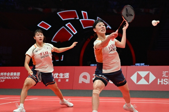 한국 배드민턴 여자복식 이소희(인천국제공항)-백하나(MG새마을금고) 조가 일본 선수들과 벌인 '죽음의 혈투'에서 승리를 거두고 세계배드민턴(BWF) 월드투어 파이널 2연패 위업을 달성했다. 이소희-백하나 조는 21일 중국 항저우의 올림픽스포츠센터 체육관에서 열린 BWF 2025 월드투어 파이널 여자복식 결승 후쿠시마 유키-마쓰모토 마유(일본)와의 맞대결에서 1시간 9분 만에 게임스코어 2-0 승리를 챙기고 우승트로피를 들어올렸다. 지난 대회 챔피언이긴 하지만 올해 들쭉날쭉한 경기력으로 세계 7위까지 랭킹이 떨어진 상태에서 이변을 일궈냈다. 연합뉴스 